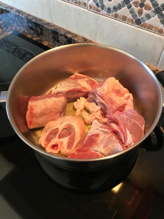 Rostir humit de xai, rossint la carn