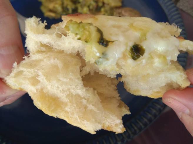 Pa amb mozzarella, all i julivert, detall dels ulls