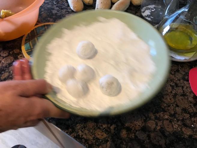 Arrebossant les boletes amb sucre de llustre