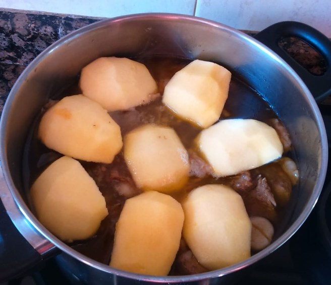 La vedella amb castanyes i pomes acabant de amorosir-se