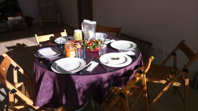 Taula parà amb l'amanida, el romesco i l'almadroc