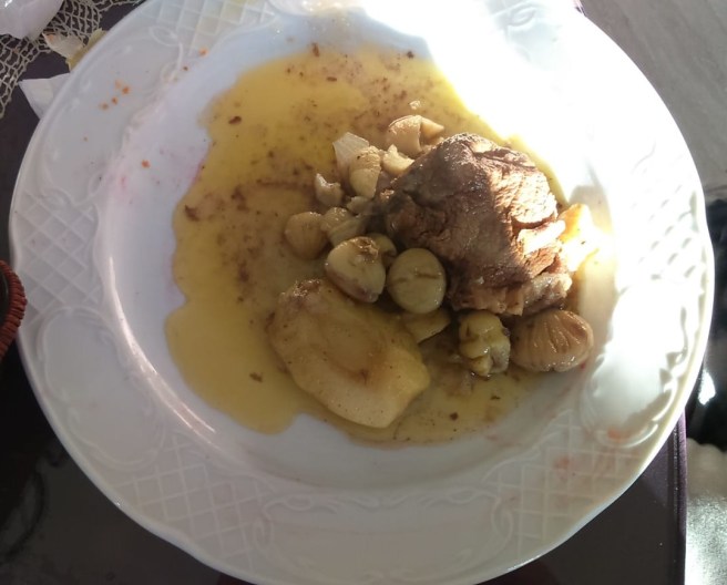 Vedella confitada amb castanyes i pomes al plat