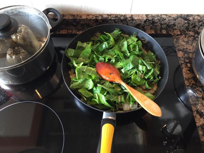 Hi afegim les fulles verdes de les bledes