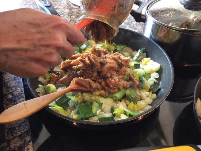 La ceba i l'all porro ofegadets, incorporant els bolets