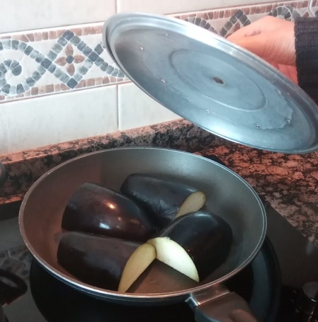 Albergínies escalivant-se per al mutabal