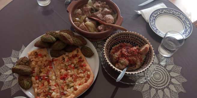 Taula parà: La coca de trempó, els falafels, els mutabal i la llaminera confità