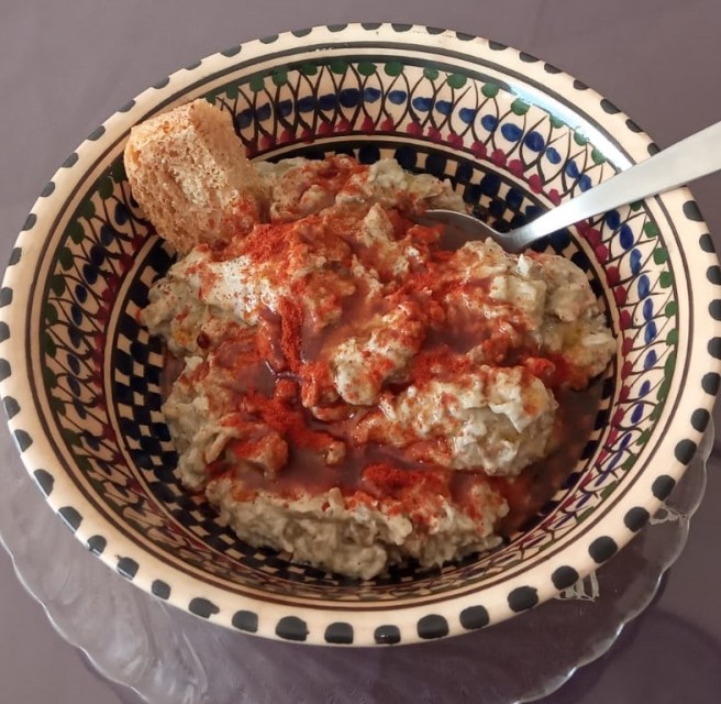 Mutabal amanit amb pebre vermell dolç i oli d'oliva