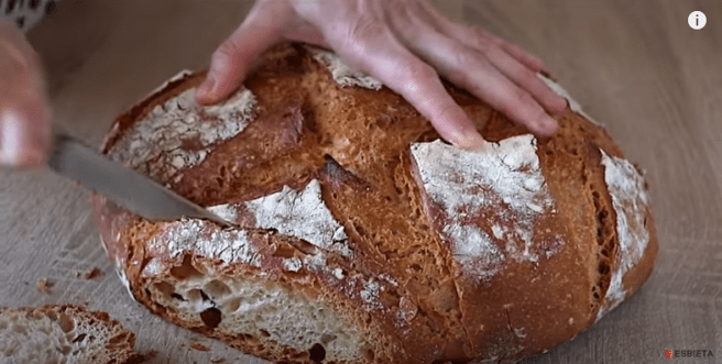 L'Esbieta llescant el pa al vídeo