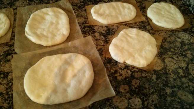 Naan, cada peça estirada sobre un trosset de paper forn