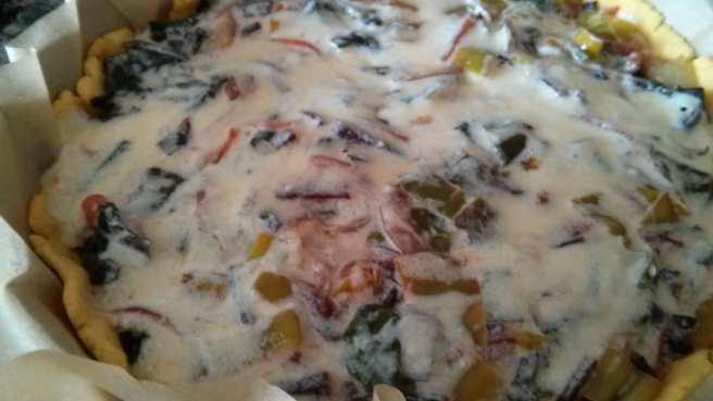 Quiche de fulles de remolatxa, ceba i porro, banyem les verdures amb la crema