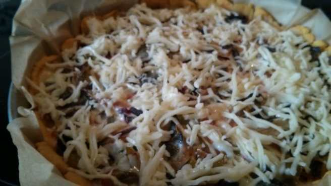 Quiche de fulles de remolatxa, ceba i porro, capa de mozarella per gratinar-la lleurgerament