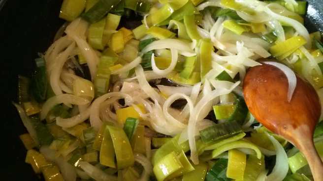 Quiche de fulles de remolatxa, ceba i porro, cebo i porro al punt d'afegir-hi les fulles de remolatxa