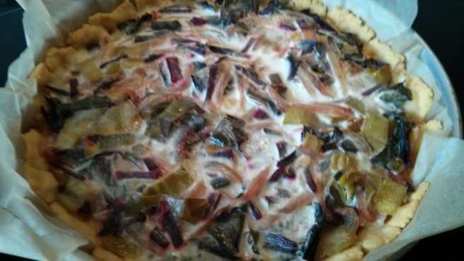 Quiche de fulles de remolatxa, ceba i porro, cuita al forn 30 minuts a 180ºC