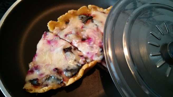 Quiche de fulles de remolatxa, ceba i porro, escalfant-la