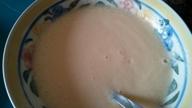 Quiche de fulles de remolatxa, ceba i porro, fem una crema amb el ous batuts i el iogurt