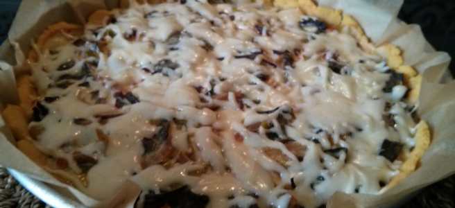 Quiche de fulles de remolatxa, ceba i porro gratinada