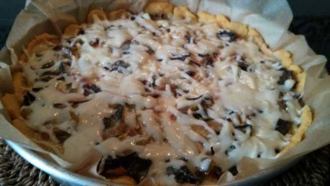 Quiche de fulles de remolatxa, ceba i porro gratinada