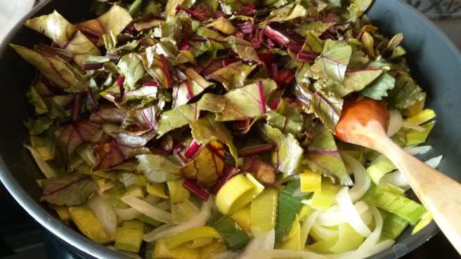 Quiche de fulles de remolatxa, ceba i porro, hi afegim les fulles de remolatxa