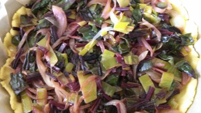 Quiche de fulles de remolatxa, ceba i porro, hi afegim les verdures sobre la pasta trencada