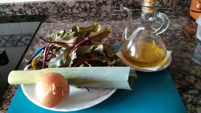 Quiche de fulles de remolatxa, ceba i porro, ingredients
