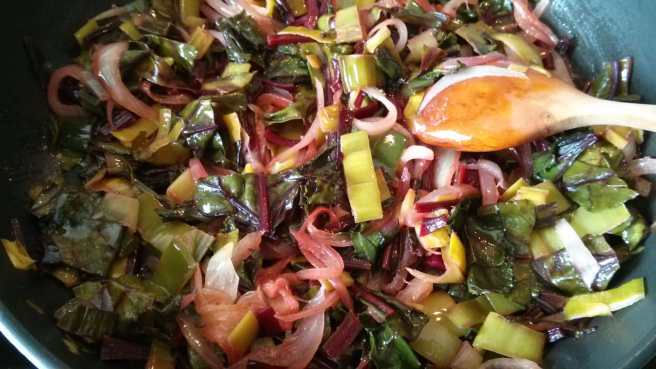 Quiche de fulles de remolatxa, ceba i porro, les verdures al punt