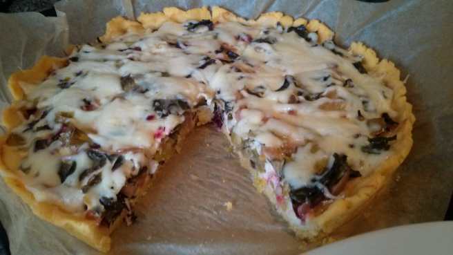 Quiche de fulles de remolatxa, ceba i porro, tastant-la