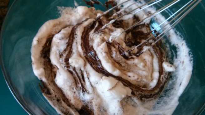 Incorporant les clares a la crema de xocolata