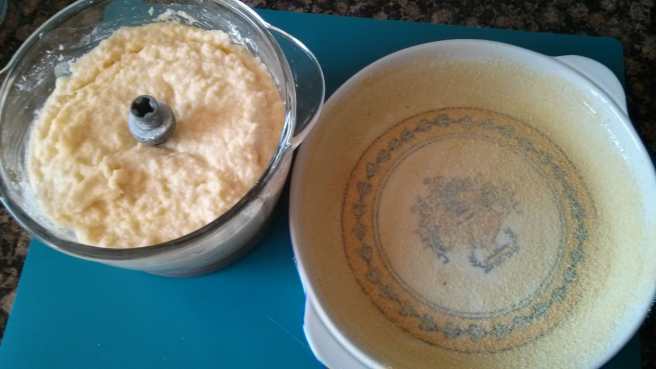 Pastís de poma i coco, massa i motlle a punt