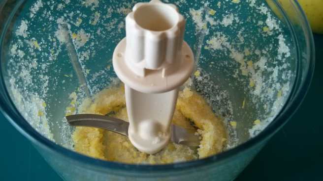 Pastís de poma i coco, piquem l'escorça de la llimona amb el sucre