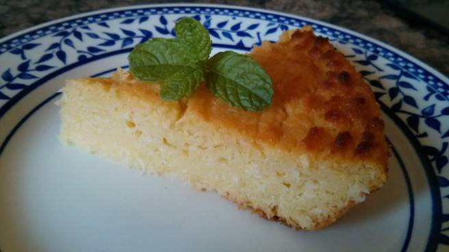 Pastís de poma i coco, tall de pastis al plat