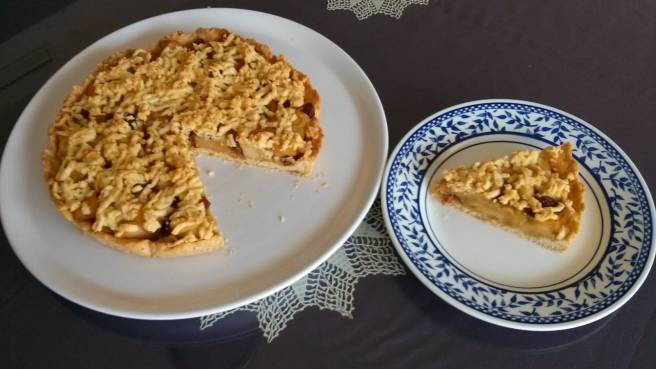Pastís de pomes caramelitzades, el pastís i el tall al plat