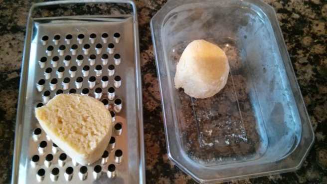 Pastís de pomes caramelitzades, la massa reservada i el ratllador