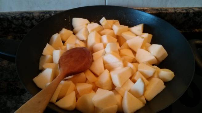 Pastís de pomes caramelitzades, les pomes a la paella