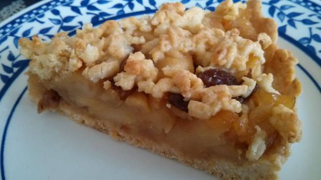 Pastís de pomes caramelitzades, tall al plat