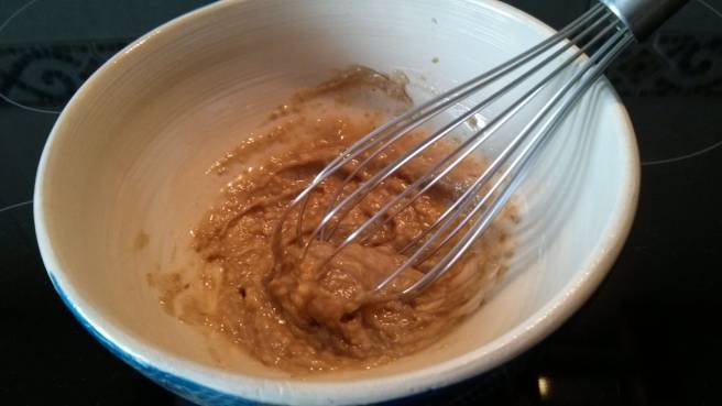 Salsa tahina, barregem la crema de tahina amb l'all i les espècies