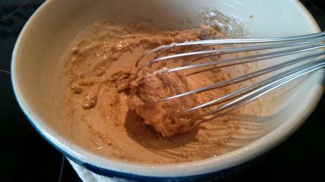 Salsa tahina, en afegir l'aigua a poc a poc, sembla que es fa més densa