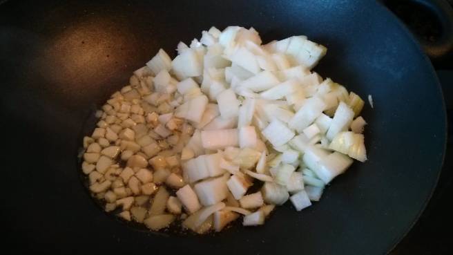 Afegim la ceba al sofregit