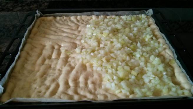 Disposem les cebes sobre la massa del coc