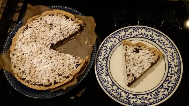 Pastís farcit de confitura de moniato cuit i tall al plat